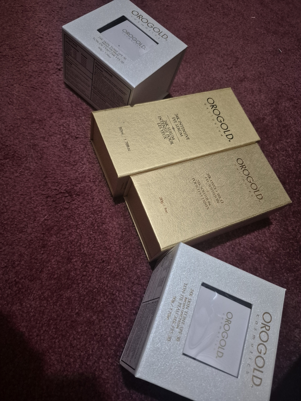 OROGOLD 24K Skin Tone SPF 30 Compact in White and Gold